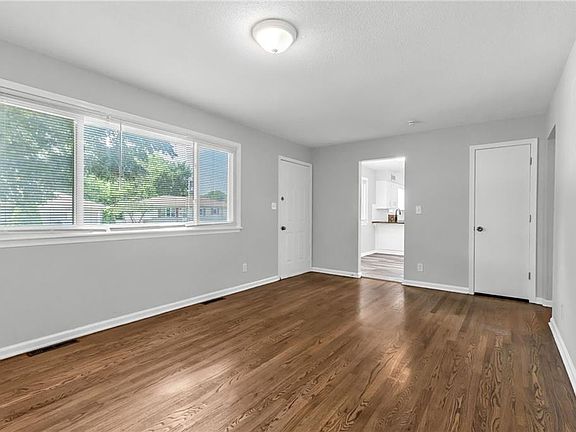 5th image of 604 S Stevenson St