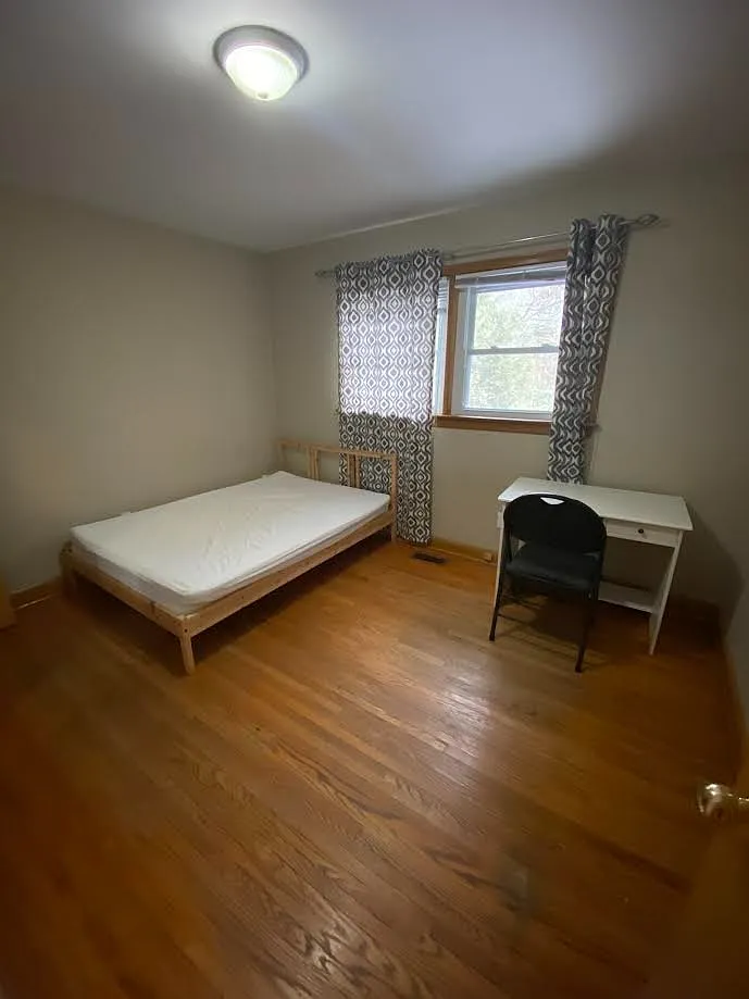 81 Elgin Crescent Waterloo — Photo 3