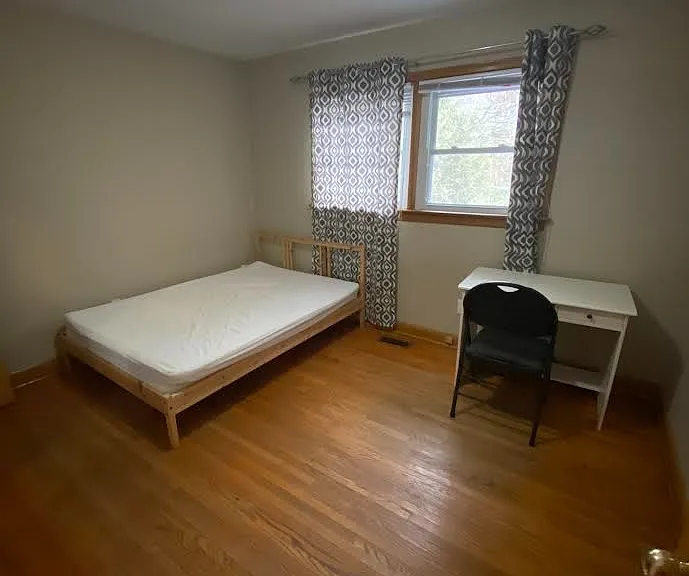 81 Elgin Cres #3 — Photo 3