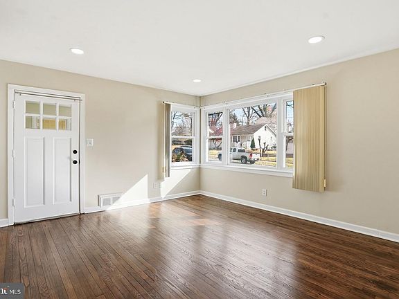 4th image of 1306 Abbott Rd