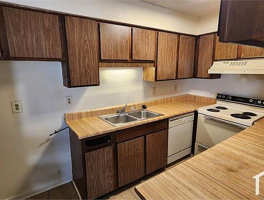 3rd image of 2908 S Monterey Ct APT C