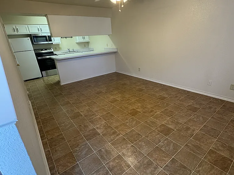 927 W Chestnut St #B — Photo 5