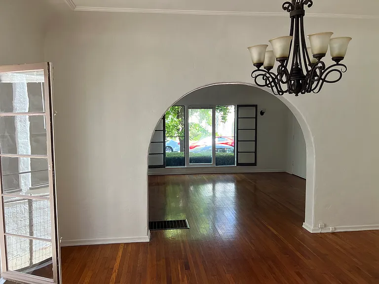 347 N Orange Grove Ave — Photo 9