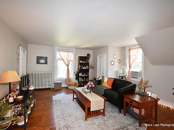 3rd image of 133 N Batavia Ave APT B