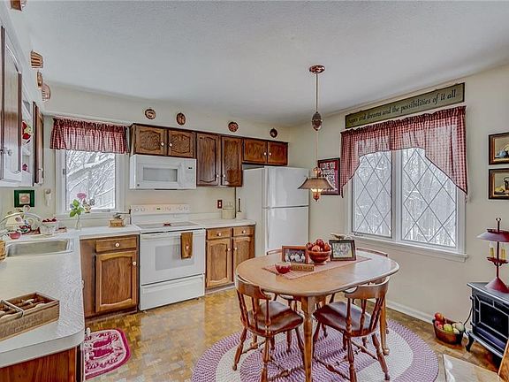3rd image of 21 Woodridge Trl