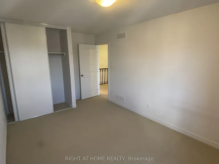 1119 Tischart Cres — Photo 21
