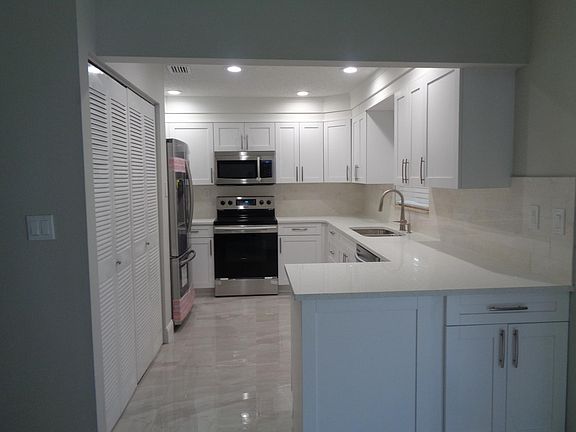 3rd image of 813 SW 12th Pl #2