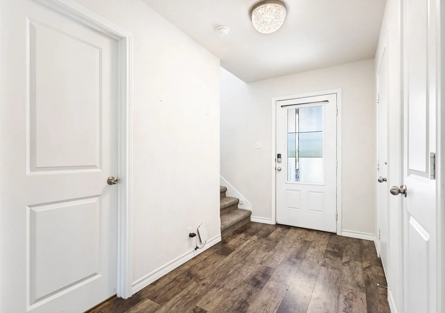 Charming Home Awaits: Spacious & Modern Living in a Prime Location — Photo 4