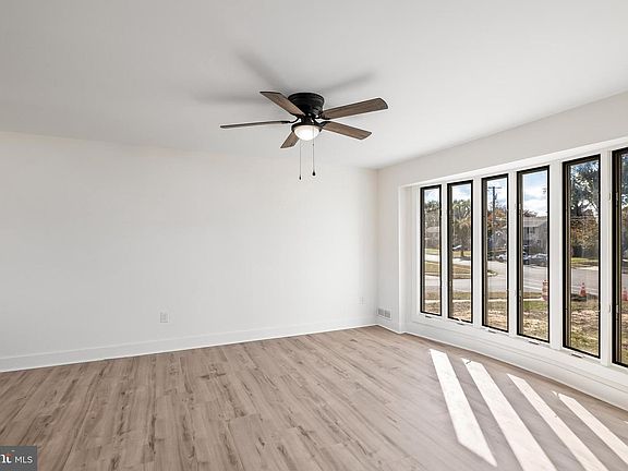 3rd image of 40 Longwood Dr
