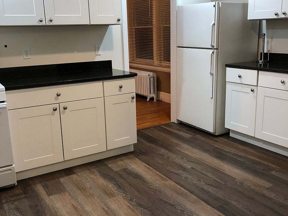 Quiet, private, 2nd floor apartment in a great location, right near Hamden Hall school. Off street parking and I just minutes to New Haven and Quinnipiac. On bus line and within walking distance to everything.