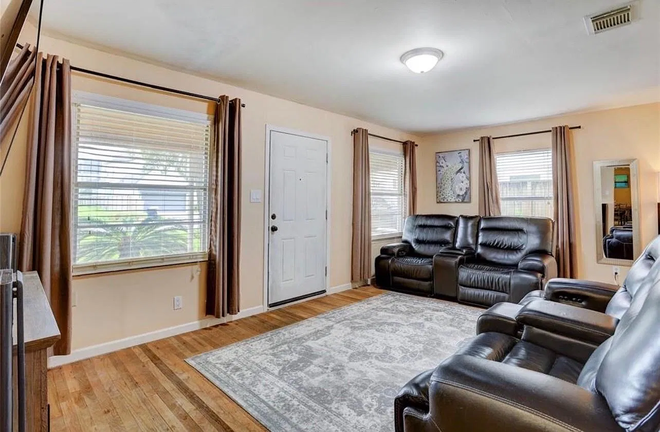 2 bed, 1.0 bath, 897 sqft, $2,000 — Photo 1