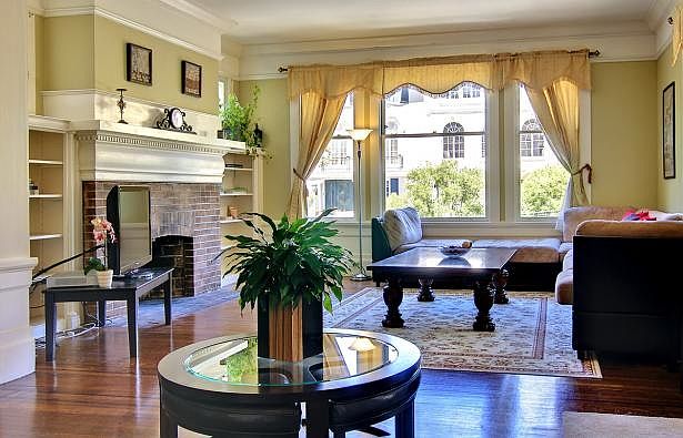 Living Room w Fireplace