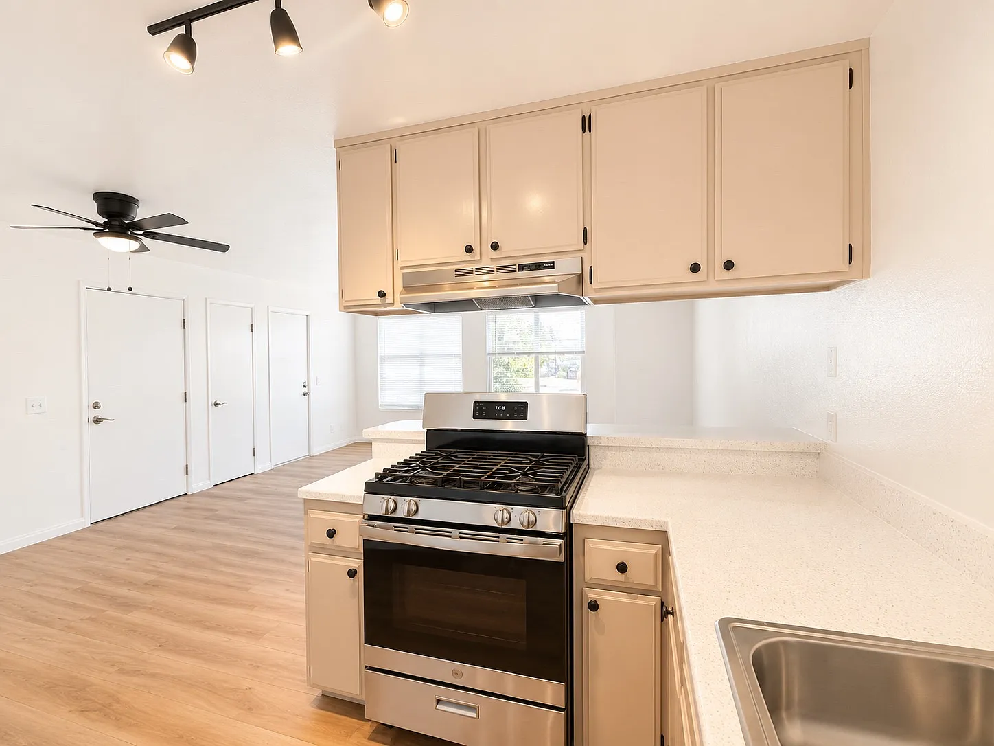 3 bed, 1.5 bath, 1100 sqft, $2,950 — Photo 2