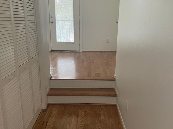 4th image of 827 E Heights Hollow Ln