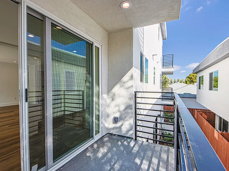 Luxury 3 & 4 Bed Townhomes a Short Walk to Topanga Village! — Photo 50