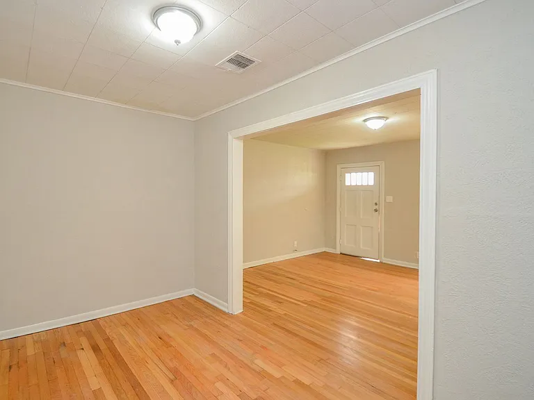 217 Owens St — Photo 3