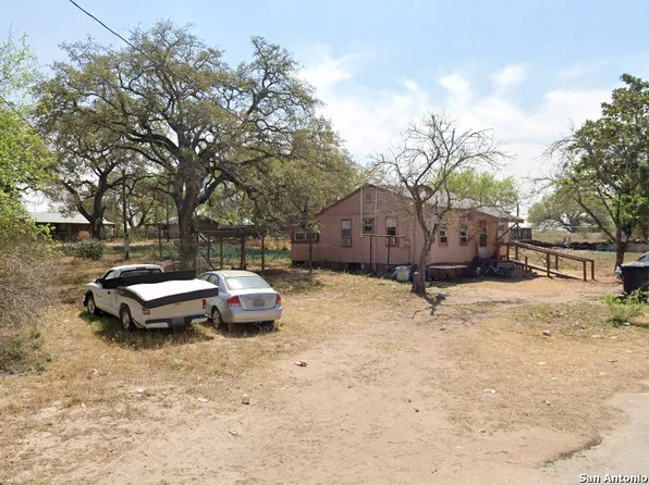 818 Flores, Devine, TX 78016