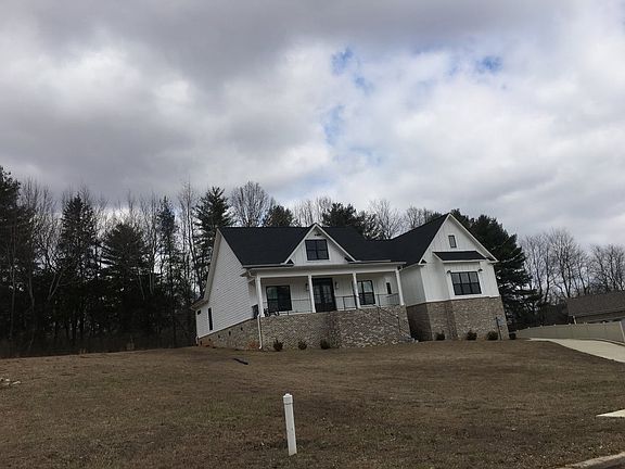 3rd image of 427 Meadow Winds Cir NE