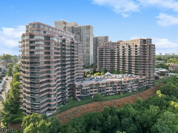 100 Carlyle Drive #VG6, Cliffside Park Boro, NJ 07072