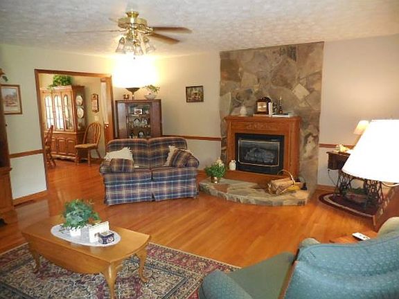 4th image of 17 Wooddale Dr