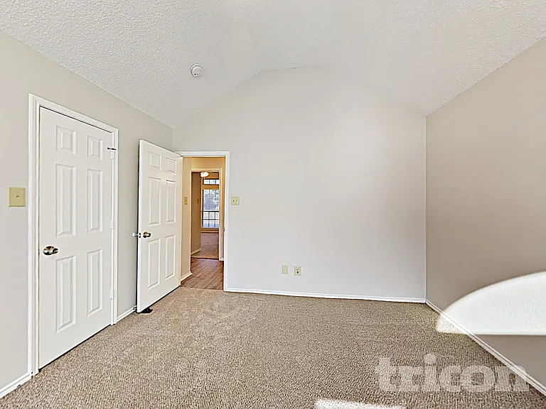 2851 Linden Ln — Photo 9