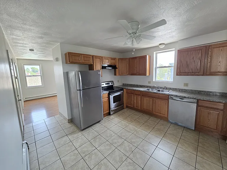 47 Courtland St 3rdFlr 2B/1B FreshPaint SSAppliances Laundry NOPets — Photo 1