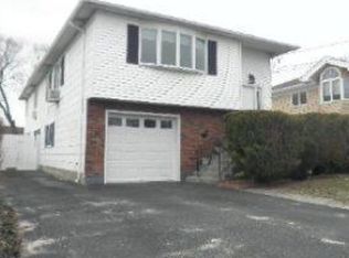 506 Staples St, Farmingdale, NY 11735