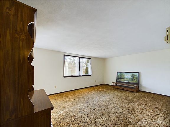 4th image of 418 Short St