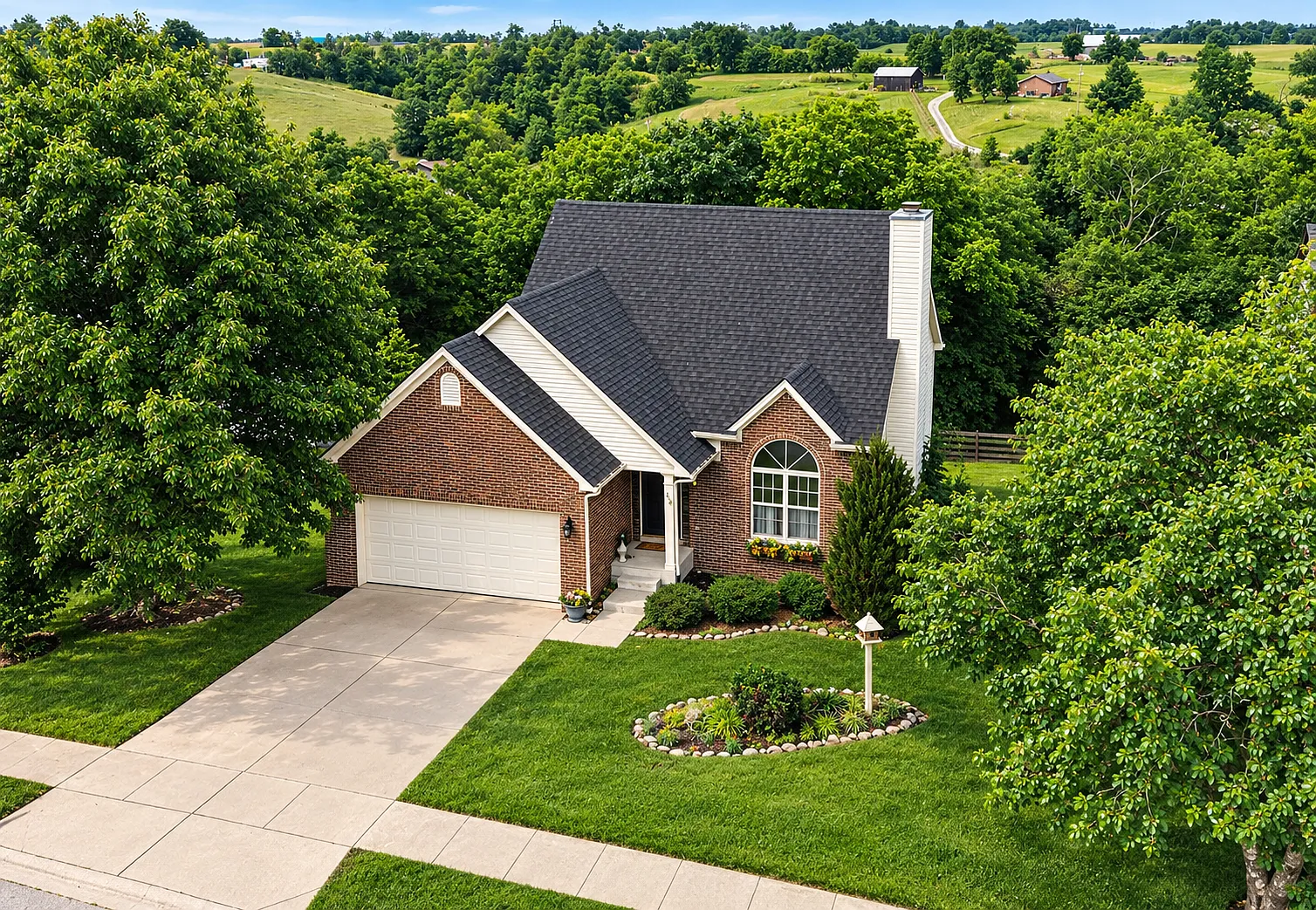 4 bed, 2.5 bath, 2113 sqft, $2,350 — Photo 3