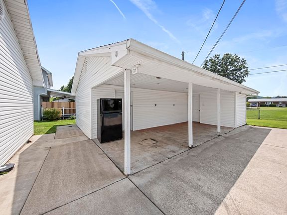 3rd image of 70 Hitchcock Dr