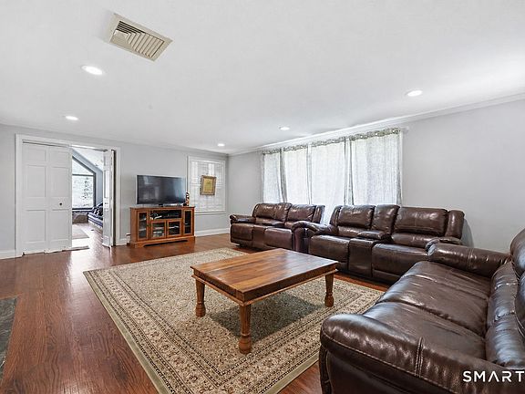 3rd image of 54 Kenmore Road