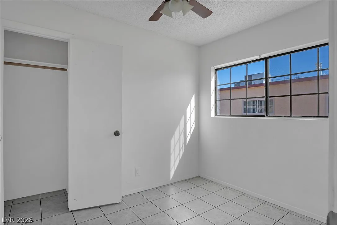 3 bed, 2.0 bath, 4108 sqft, $1,300 — Photo 4