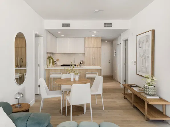 1616 Lloyd Ave #303, North Vancouver, BC V7P 1P9