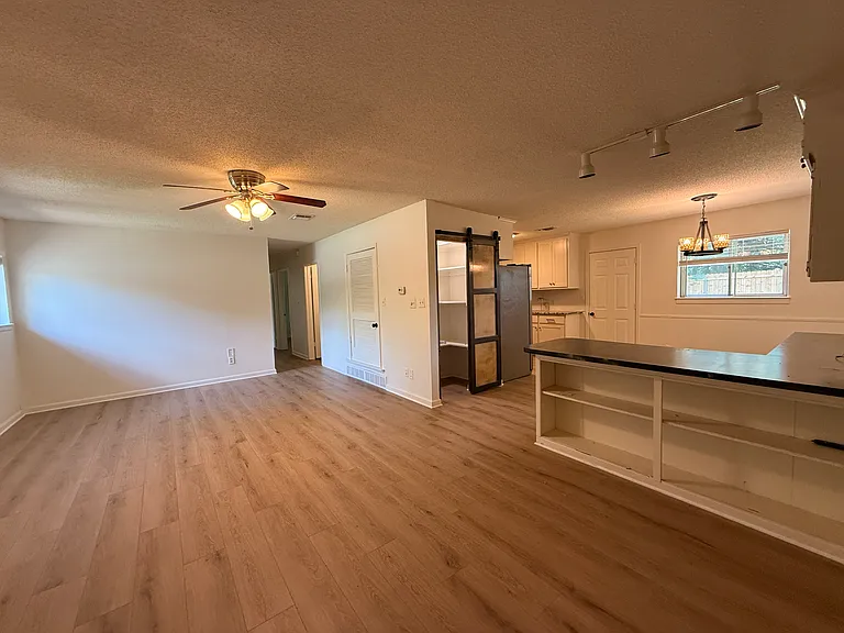 114 E Rentz St — Photo 5