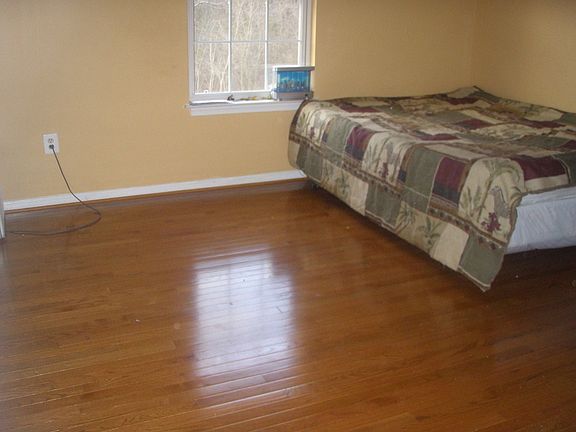 standard bedroom w/ closet
