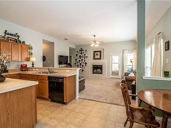 4th image of 202 Hilltop Dr