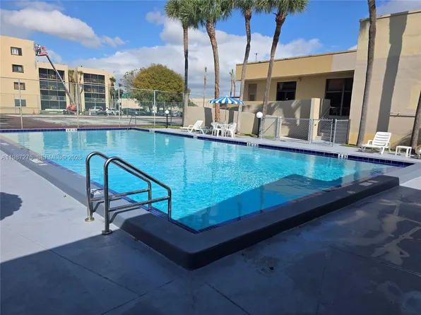8615 NW 8th St APT 319, Miami, FL 33126