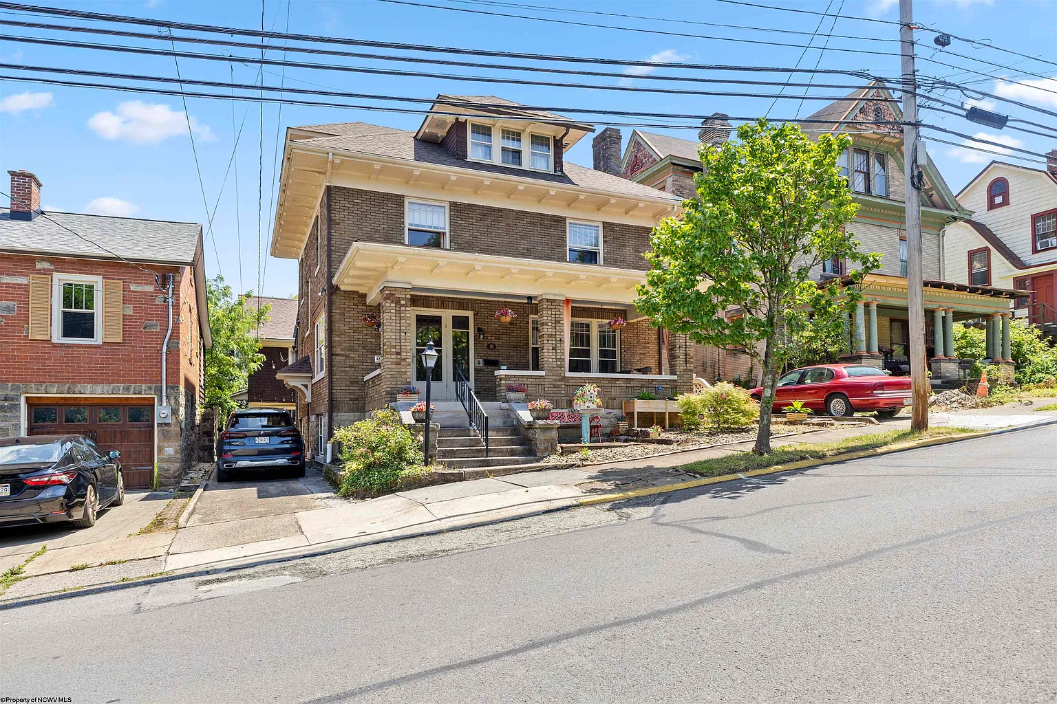 423 Grand St photo 1
