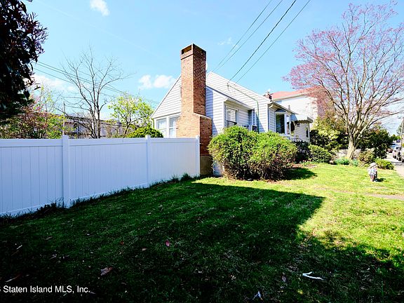 3rd image of 130 Hillcrest Ter