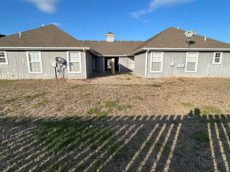 2410 E Sycamore St — Photo 9
