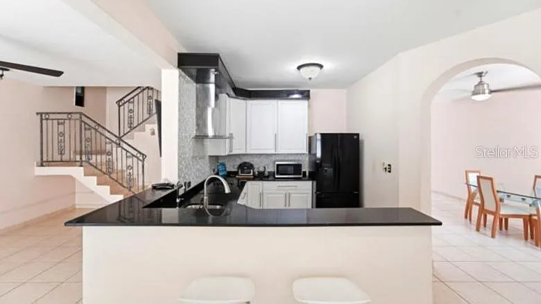 3 bed, 2.5 bath, 2600 sqft, $3,000 — Photo 2