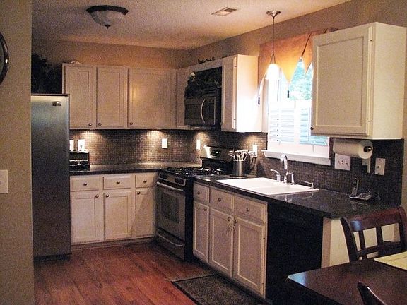 Kitchen upgrades everywhere! SS appliances, mosaic tile backsplash, lighting
