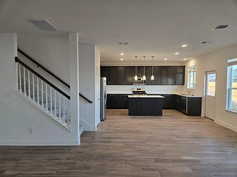 408 Acuff Ln — Photo 3