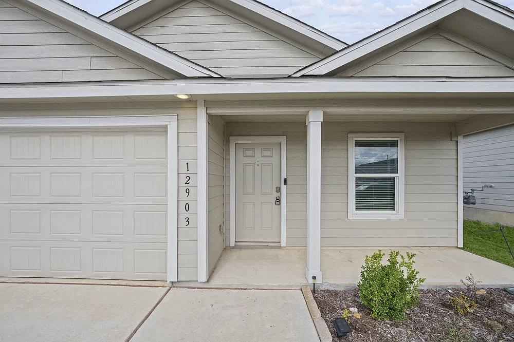 Spacious 4-Bed Home with Fenced Yard and Garage in St. Hedwig Modern Comforts, Great Value! — Photo 3
