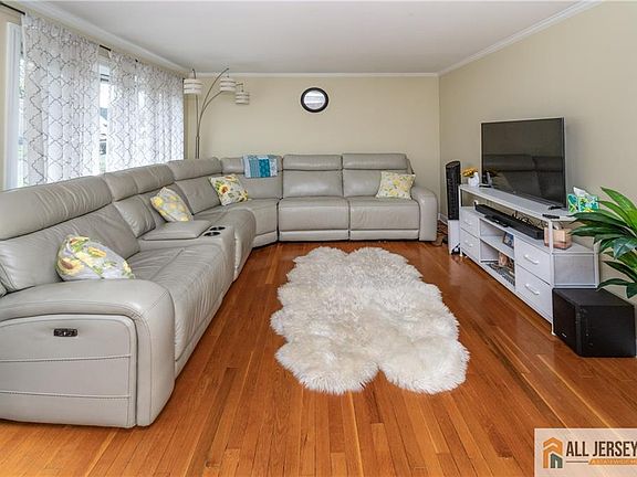 4th image of 429 Edgeworth St