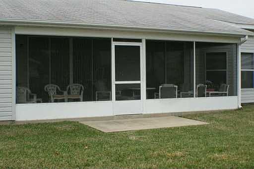Spacious screen room