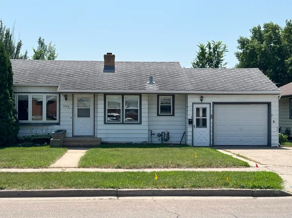 1513 University Ave W, Minot, ND 58703