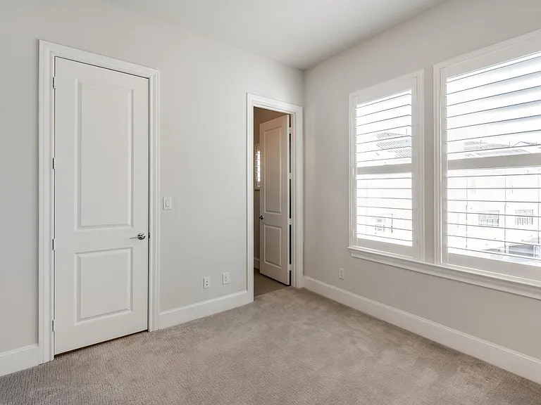 3rd floor guest bedroom with en-suite bathroom.