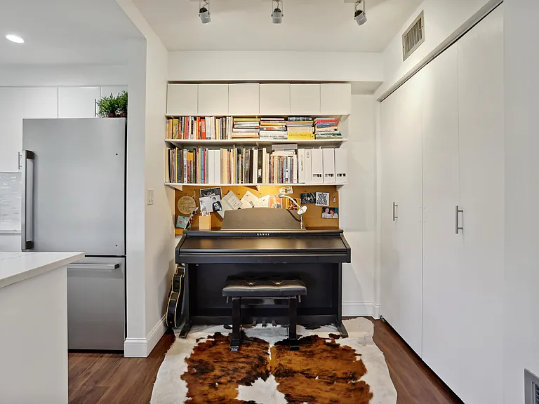 306 NE 1st Ave #210 — Photo 9