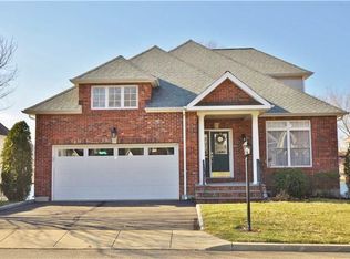 49 Spice Bush Ln #49, Milford, CT 06461
